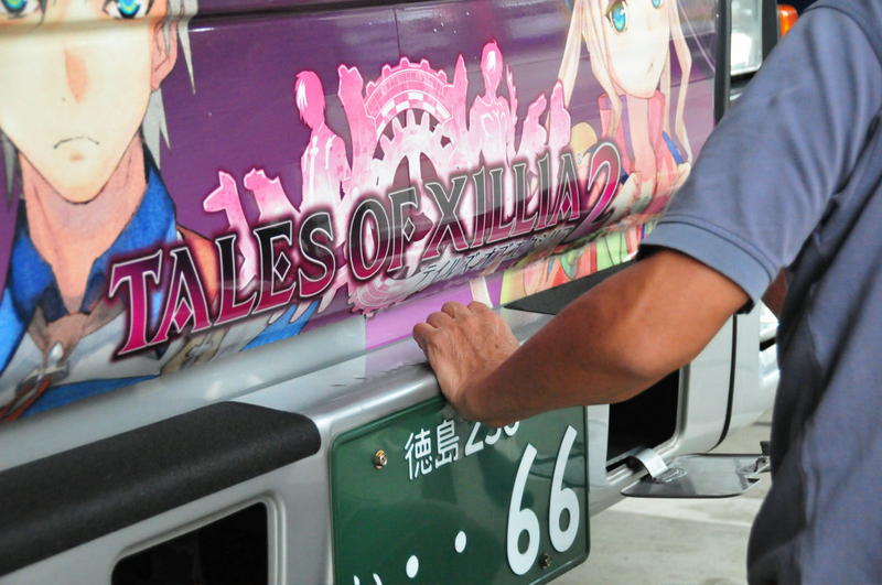 Illustration for article titled Watch as This Bus Is Covered in Glorious Nerd